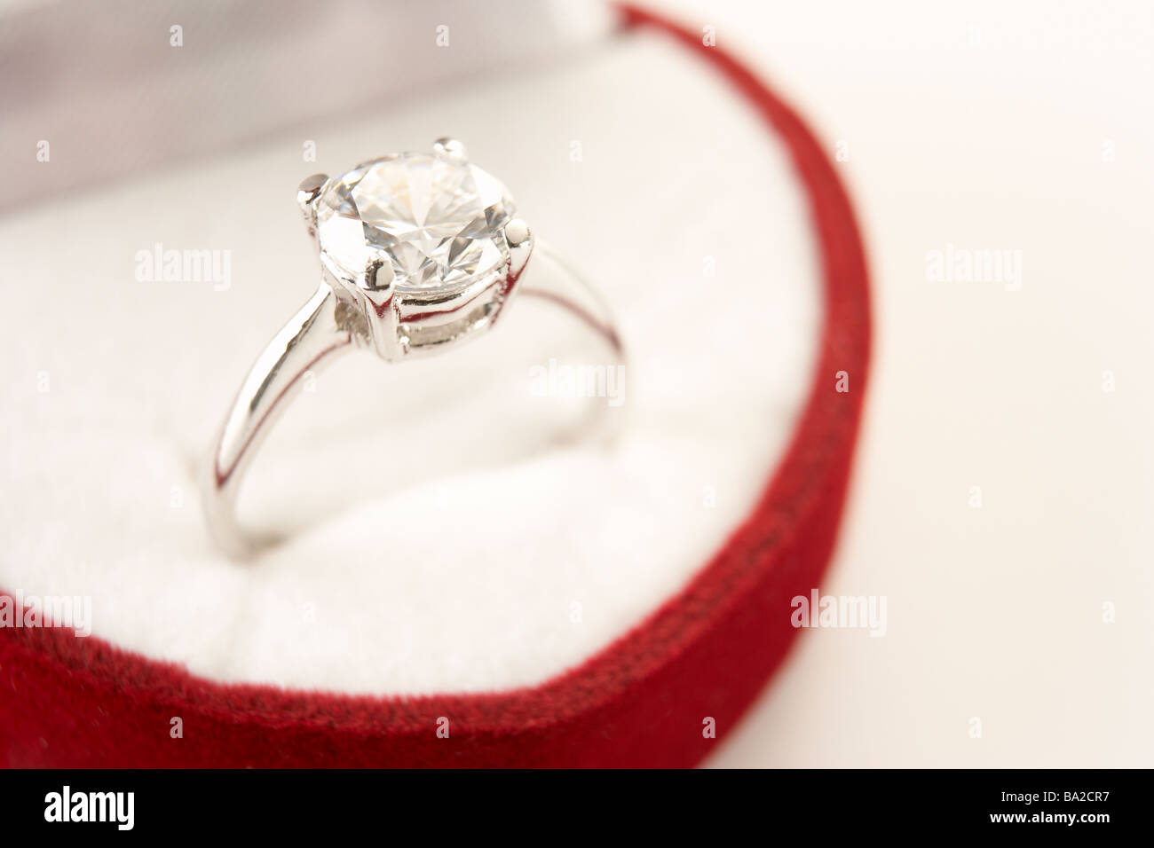 Diamond Engagement In Herzbox geformten Ring Stockfoto