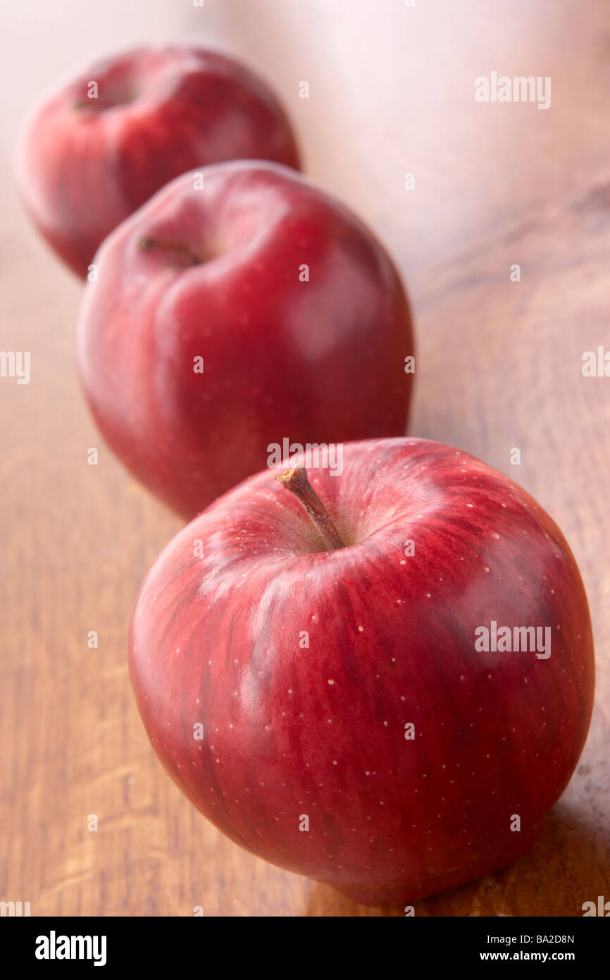 Frische rote Äpfel auf Bank sitzend Stockfoto