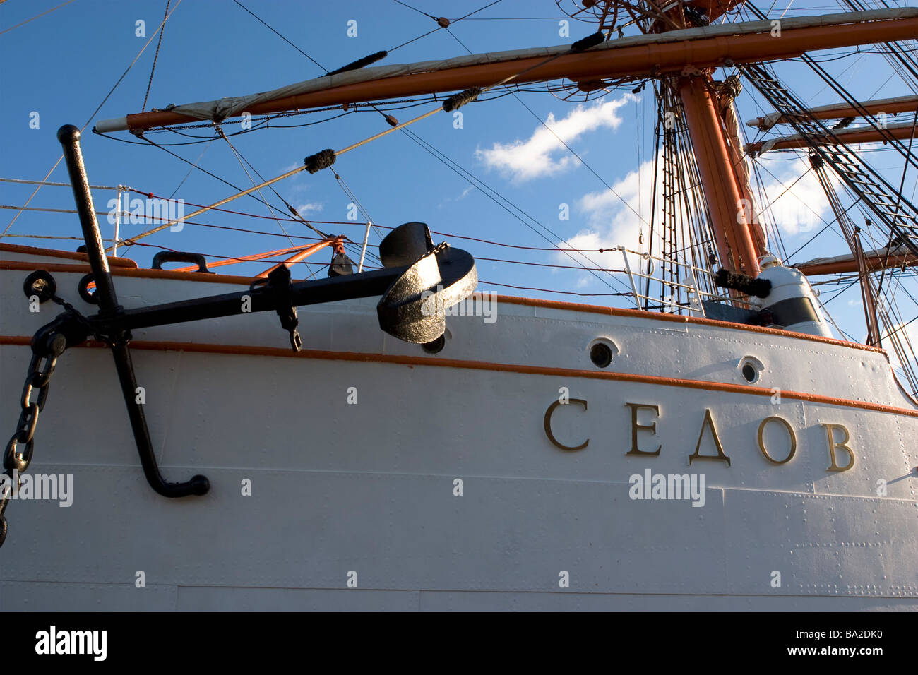 STS Sedov Seitenansicht mit Anker und Fockmast. Stockfoto