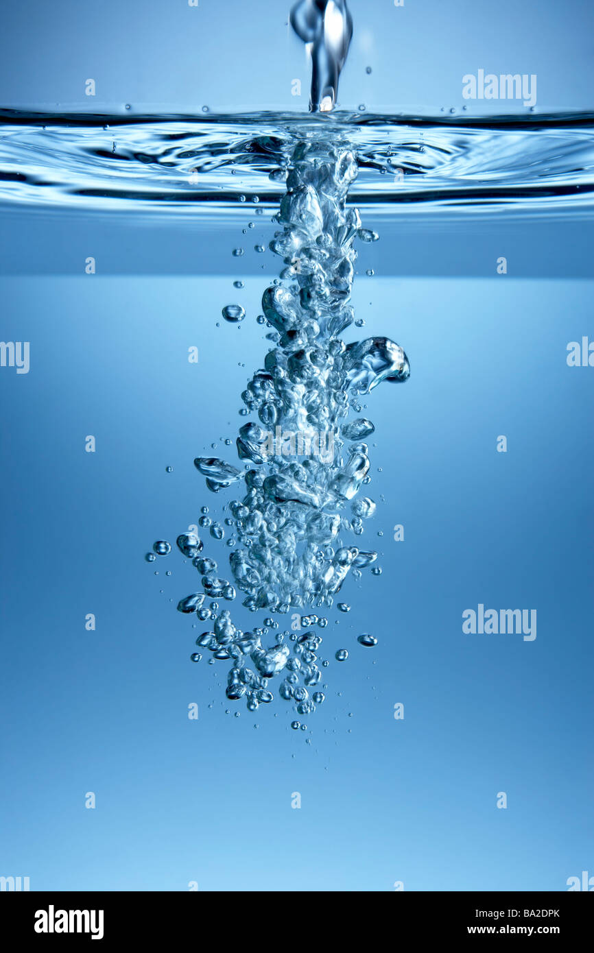 Luftblasen In klarem Wasser Stockfoto