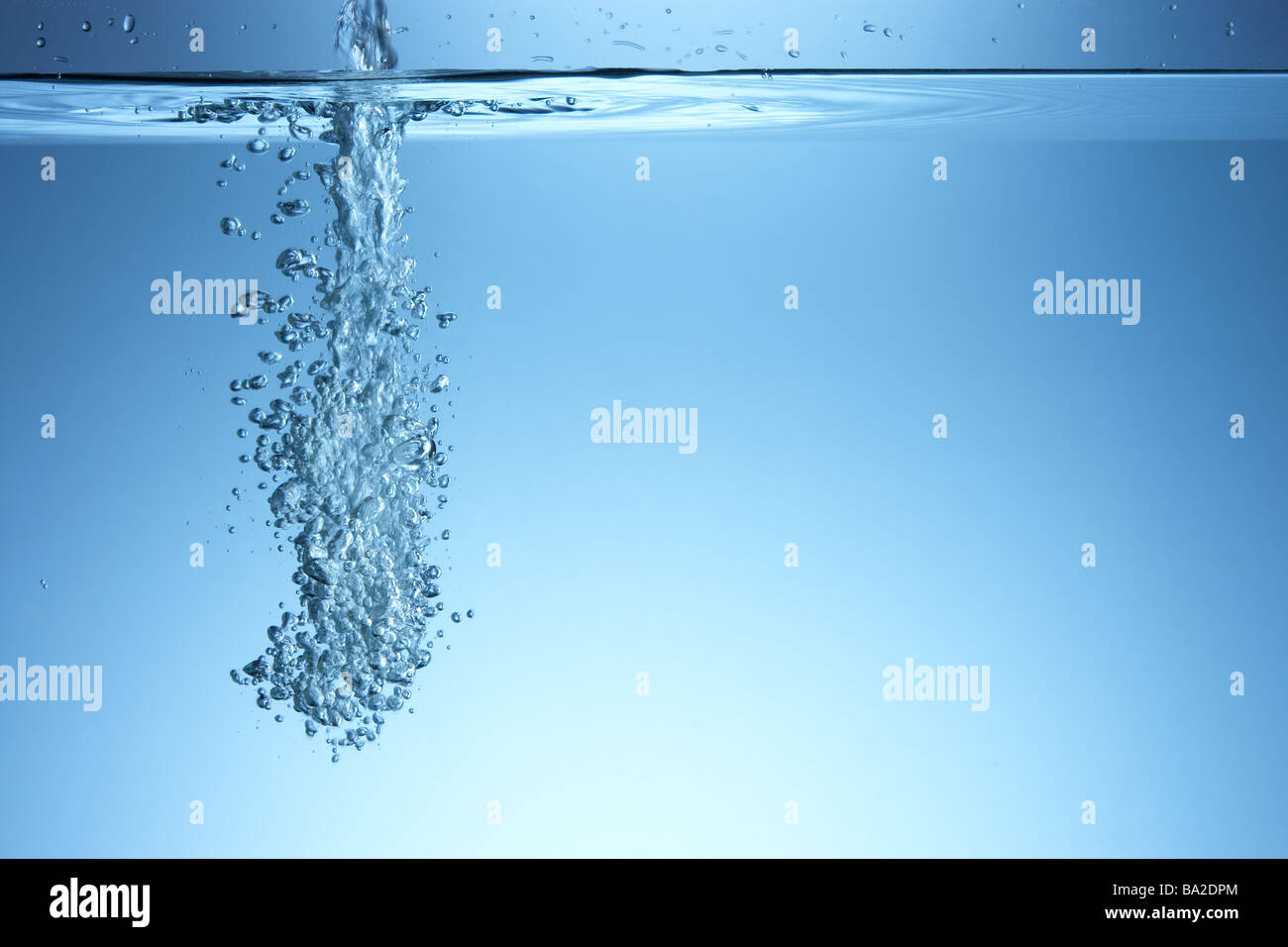 Luftblasen In klarem Wasser Stockfoto