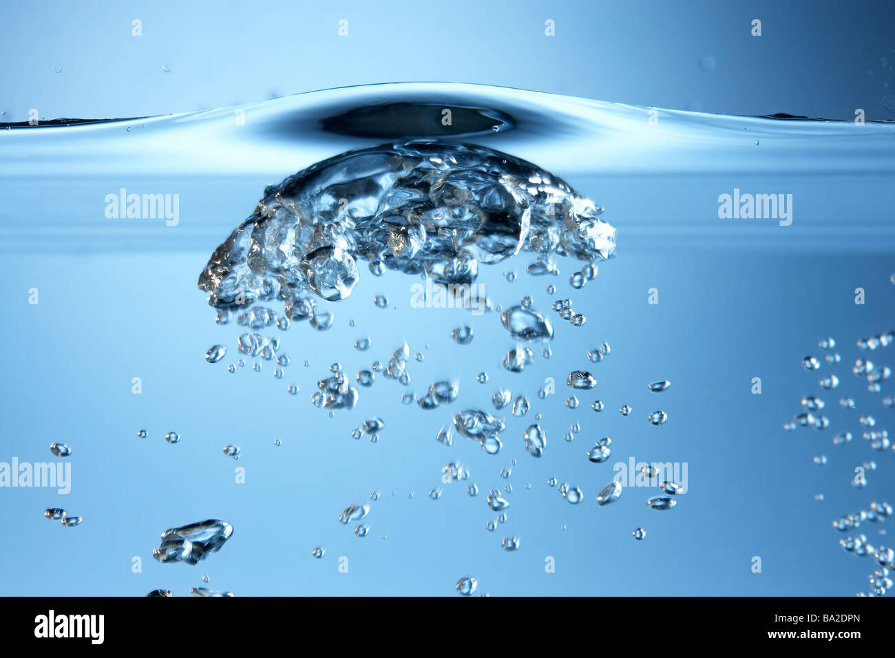 Luftblasen In klarem Wasser Stockfoto