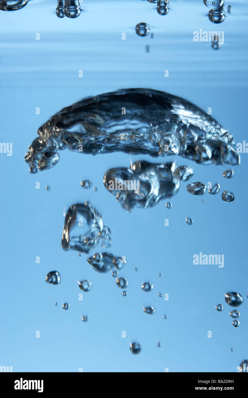 Luftblasen In klarem Wasser Stockfoto