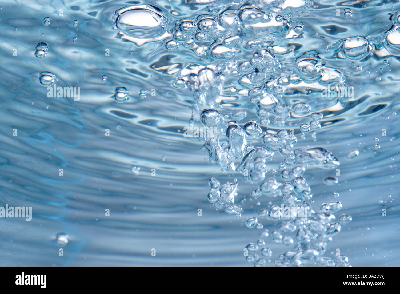 Luftblasen In klarem Wasser Stockfoto