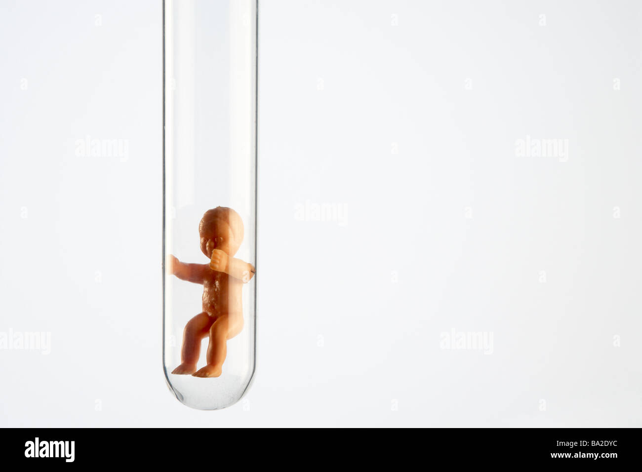 Baby-Figur im Reagenzglas Stockfoto