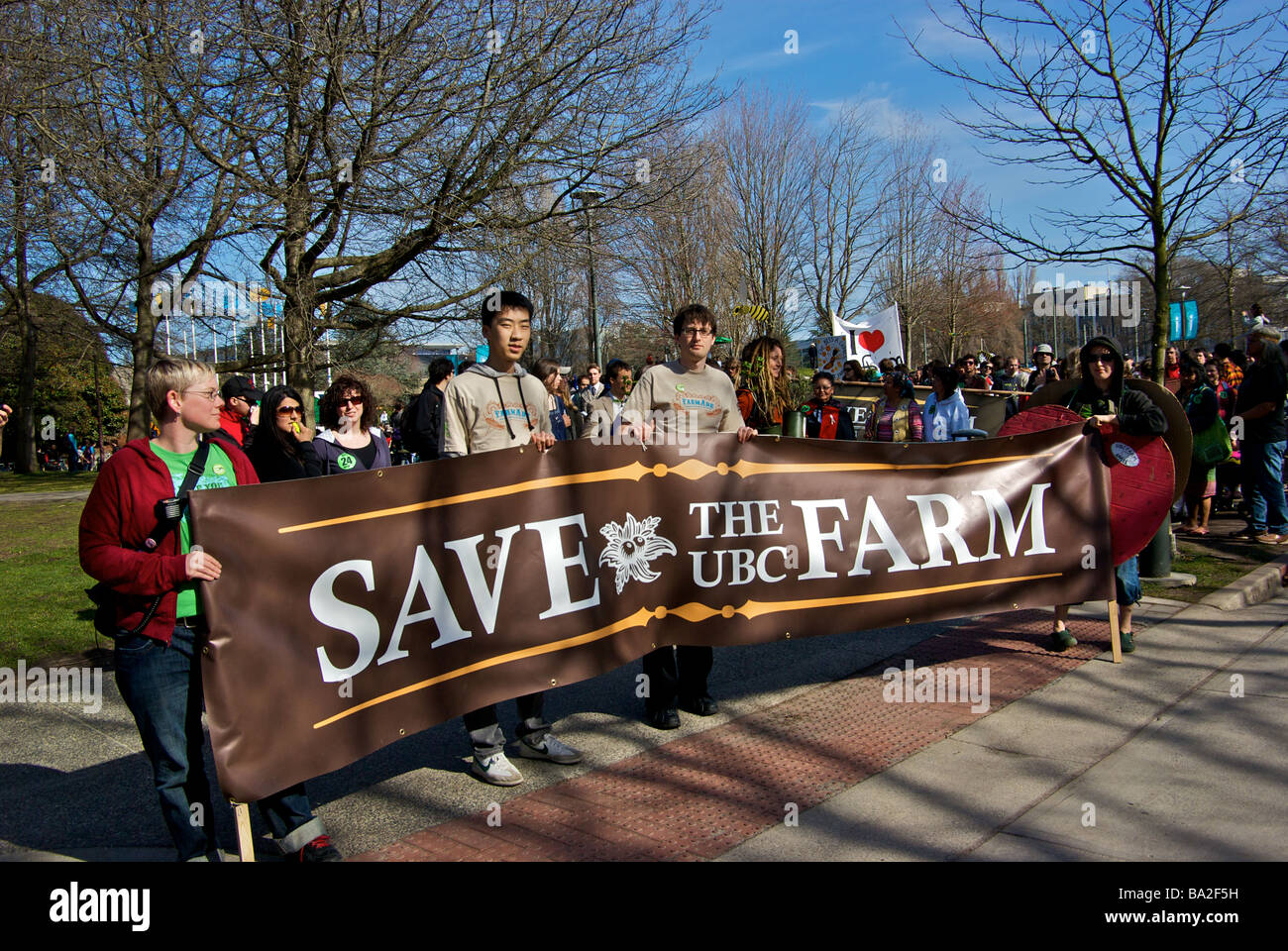 Rette die Farm friedliche Demonstranten marschieren auf Campus der University of British Columbia Stockfoto