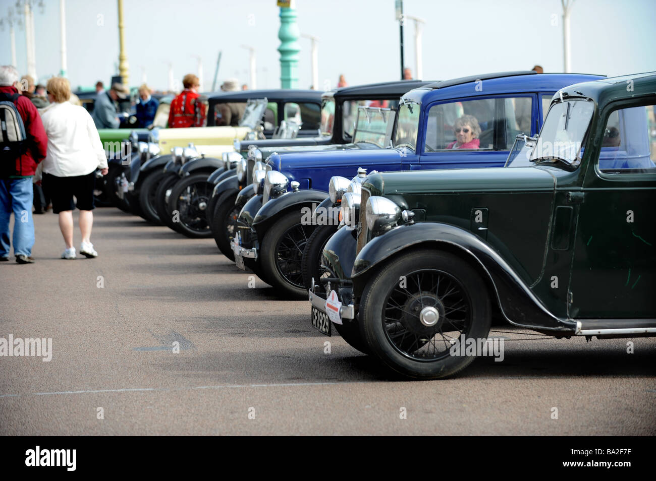 Leute, die sich während der Feierlichkeiten zum 40-jährigen Jubiläum des Austin Seven Owners Club (London) umschauen, laufen nach Brighton Stockfoto