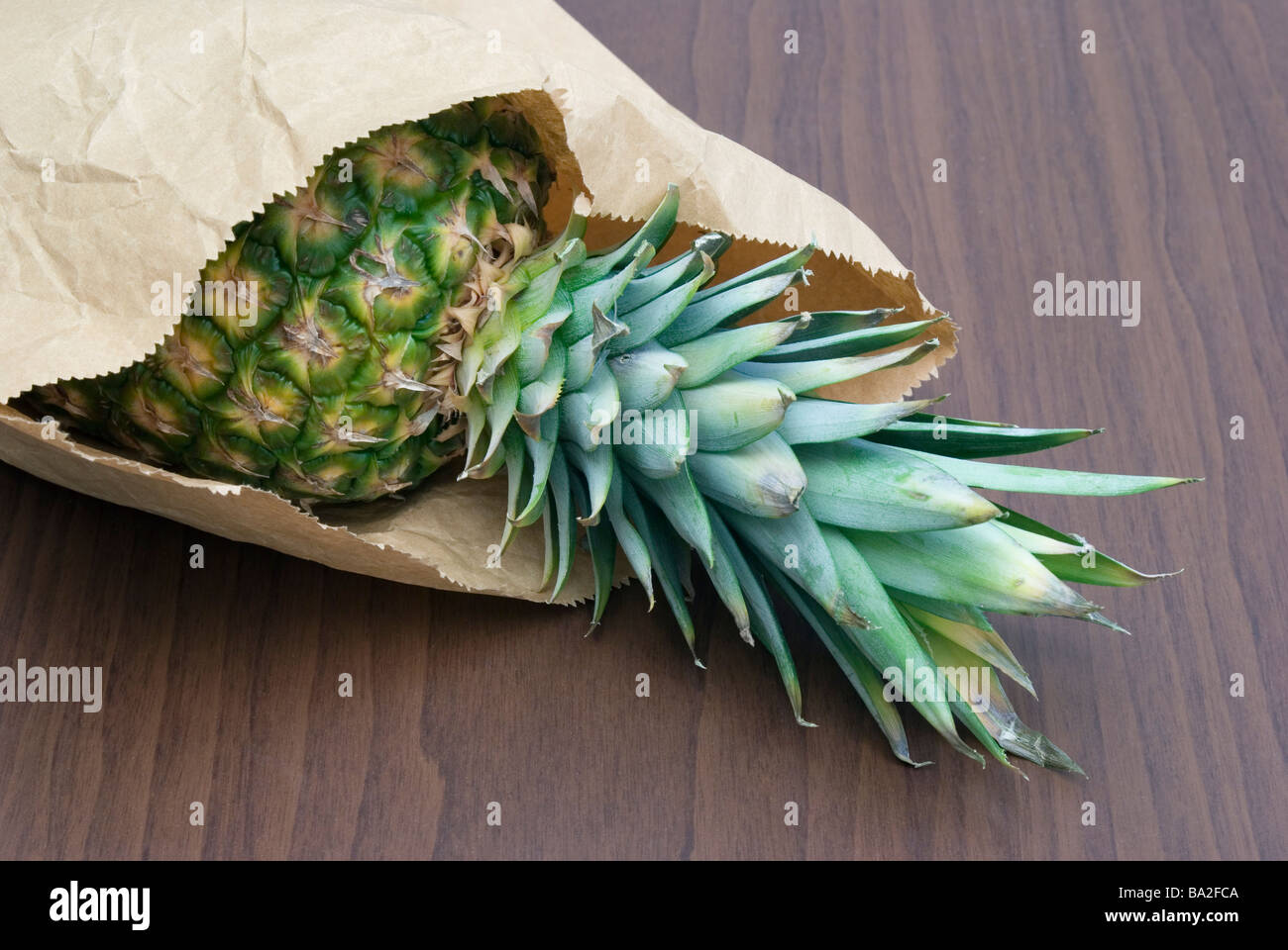 Ananas in Einkaufstüte auf den Tisch Stockfoto