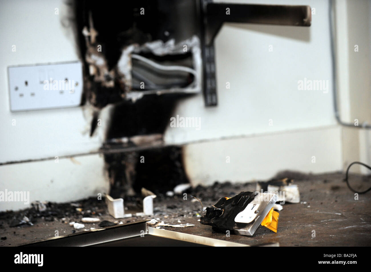 Verkohlten Überreste eine verbrannte Steckdose nachdem eine Plug-in  Lufterfrischer geschmolzen und in einem Geschäft gefangen Feuer  Stockfotografie - Alamy
