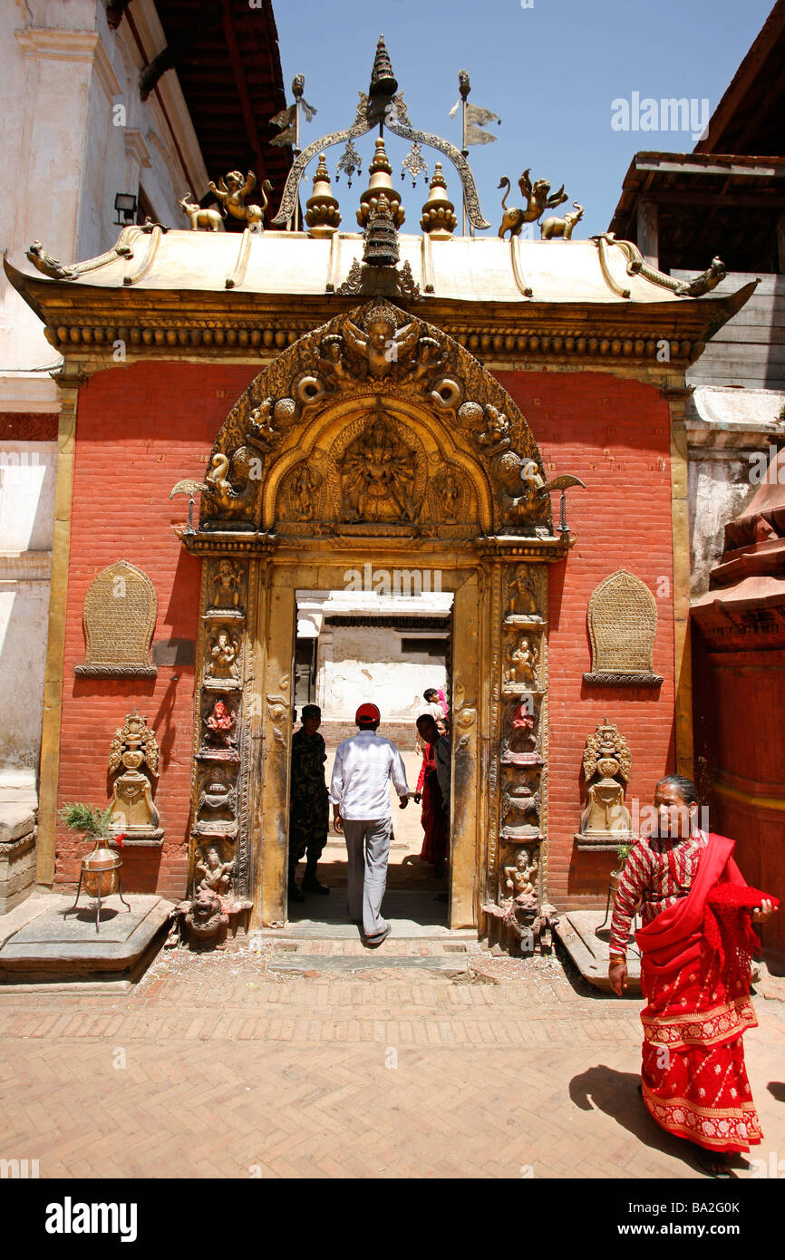 Bhaktapur Nepal 13. April 2008 alte Dame verlassen Tempel Tor während der Nepal New Year Stockfoto