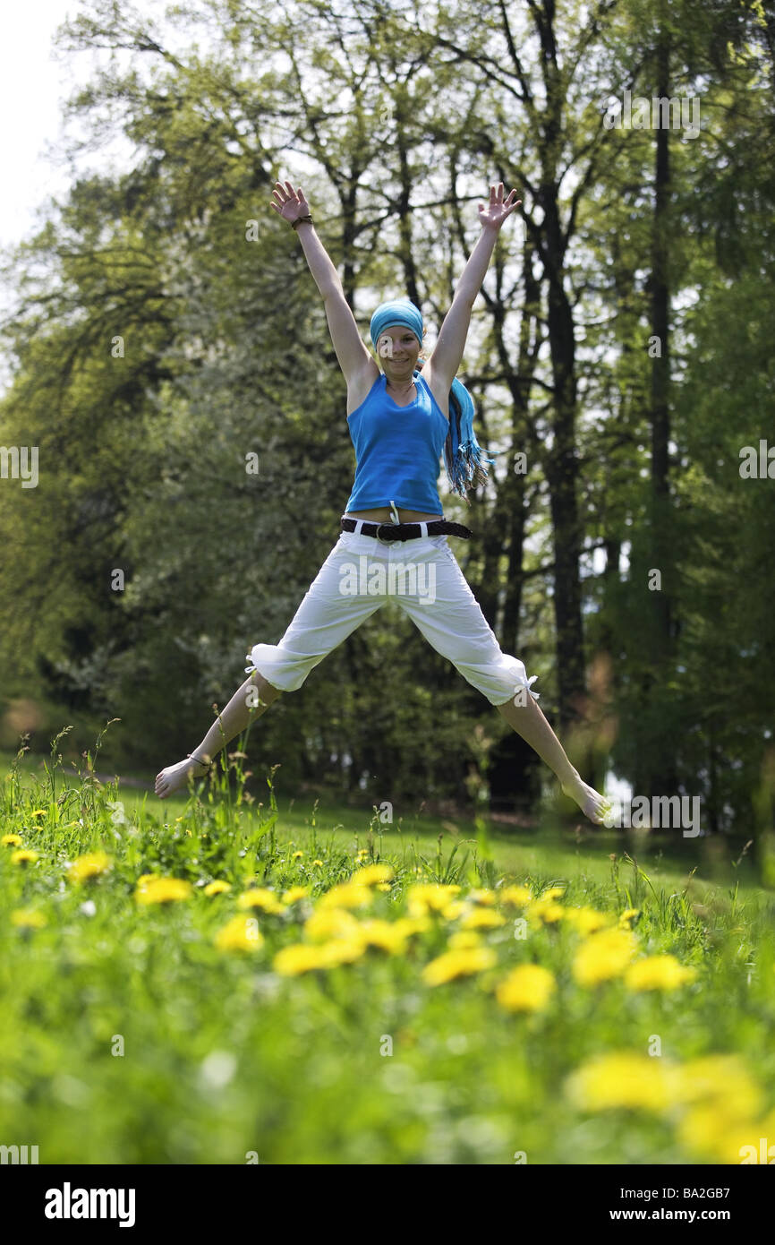 Blumenwiese Frau junge Halstuch barfuß ausgelassen fröhlich Luft-Sprung Freizeit Zeit Menschen Mädchen 22 Jahre 20-30 Jahren Kopfbedeckungen Stockfoto