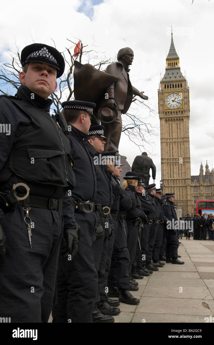 Polizeilinien im Parlament Square in London Stockfoto