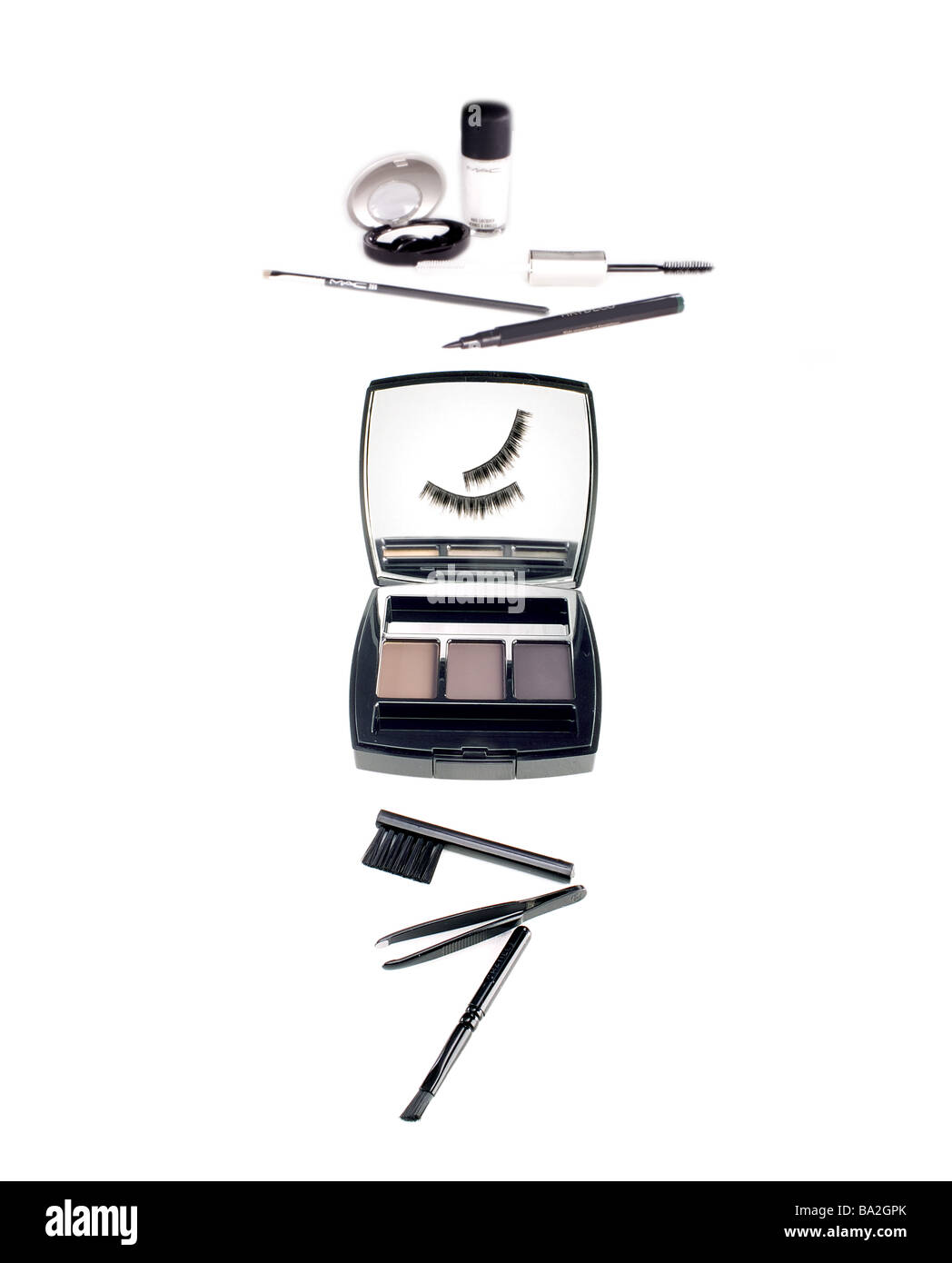 Schminkutensilien Make-up Kosmetik Kosmetik-Artikel Make-up Stifte Kajalstifte Eyeliner wenig Augenbrauenbürstchen Bürsten Stockfoto