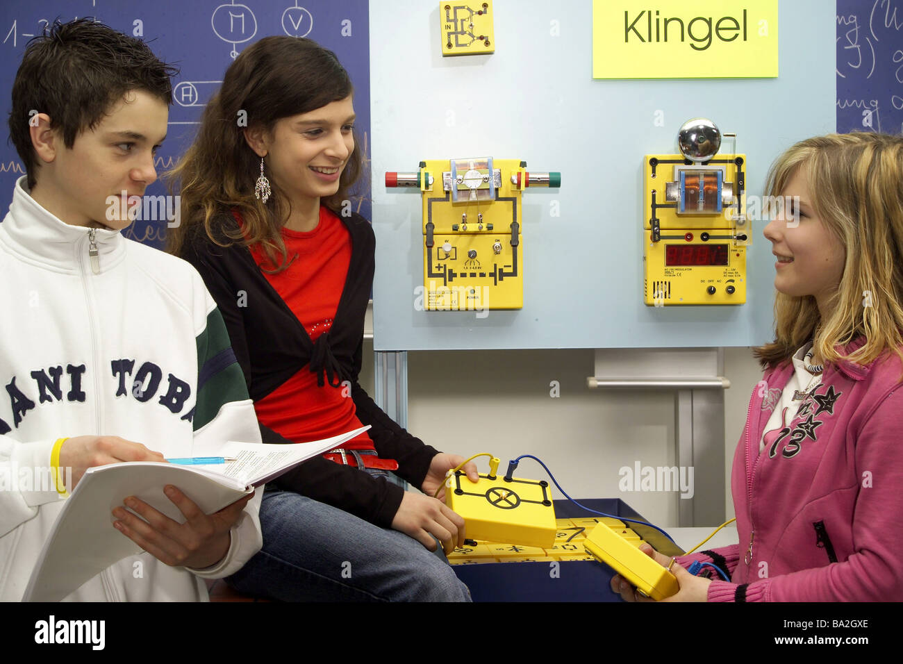 Studenten-Physikunterricht Teamarbeit Elektromagnetismus Menschen Schule Unterricht Physik-Wissenschaft-Bildung-Glocke elektrisch lernt Stockfoto