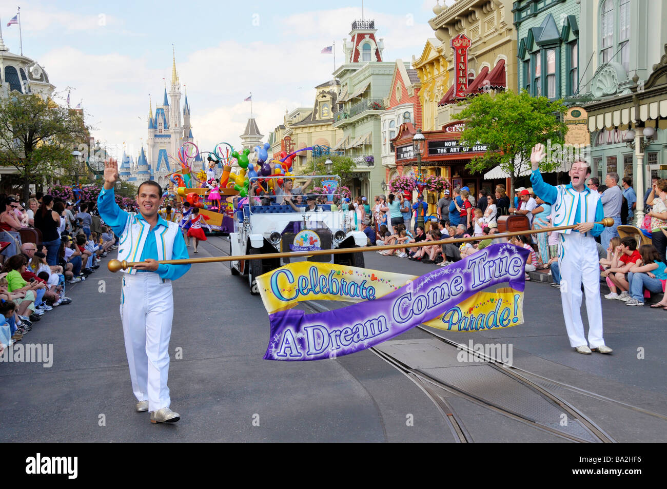 Tägliche Parade mit Tänzern und schwimmt im Walt Disney Magic Kingdom Theme Park Orlando Florida Central Stockfoto