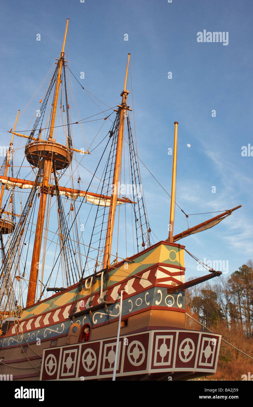 Der Mond über der hinteren Susan Constant ein Jamestown Settlement Schiff gesehen Stockfoto