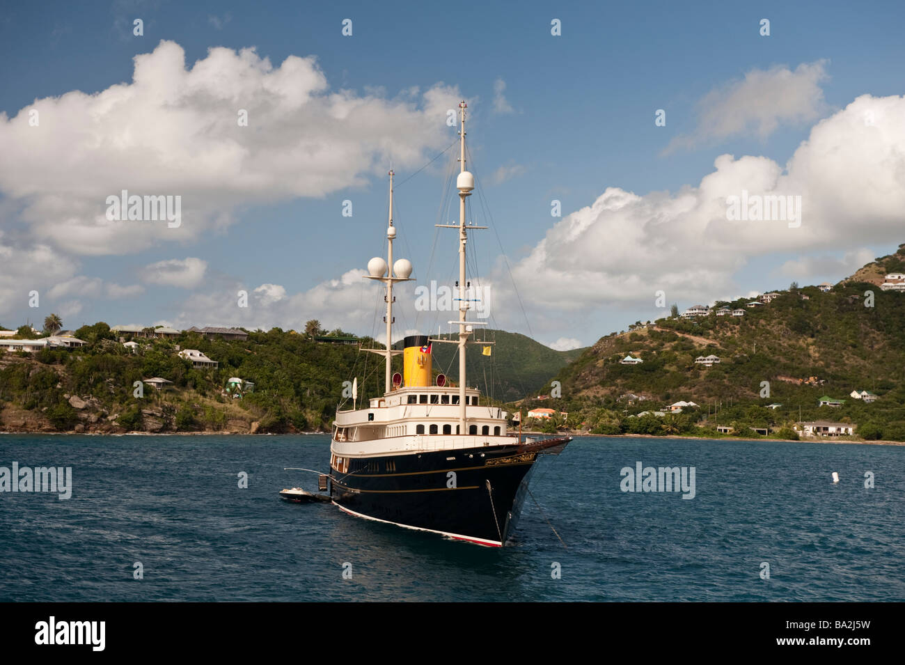 Superyacht Nero vor Anker im Hafen von Falmouth, Antigua Stockfoto