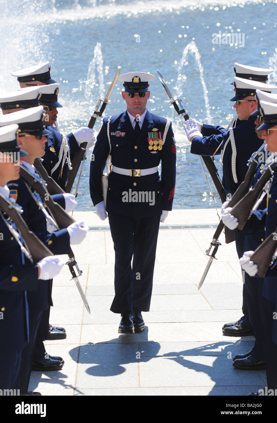 Washington DC USA Marine Corp Silent Drill Platoon führt bei der World War II Memorial Stockfoto