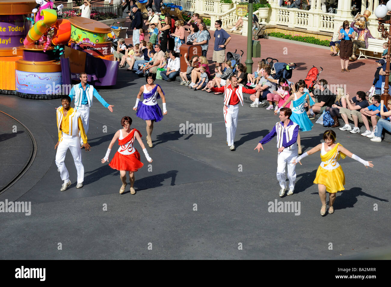 Tägliche Parade mit Tänzern und schwimmt im Walt Disney Magic Kingdom Theme Park Orlando Florida Central Stockfoto