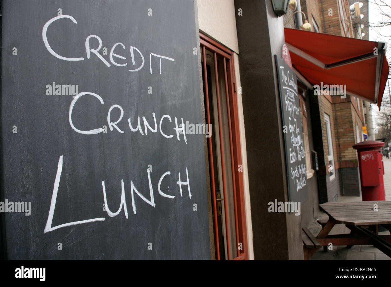 Credit Crunch Mittagessen beworben vor einem Londoner Pub, UK Stockfoto