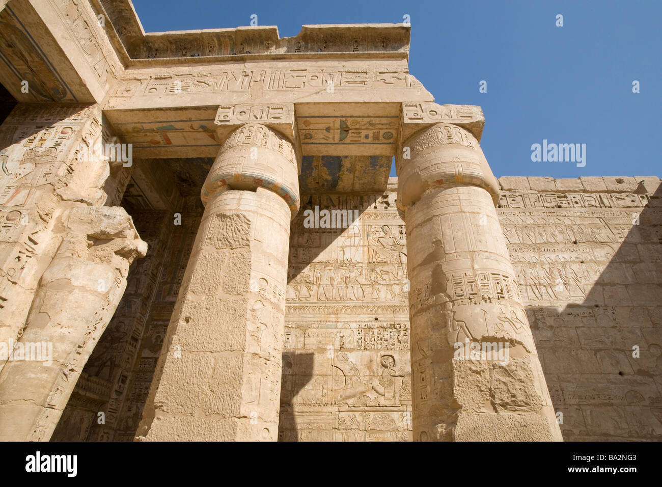 Spalten in Medinet Habu, Leichenhalle Tempel von Ramses III, Westufer des Nil, Luxor, Ägypten Stockfoto