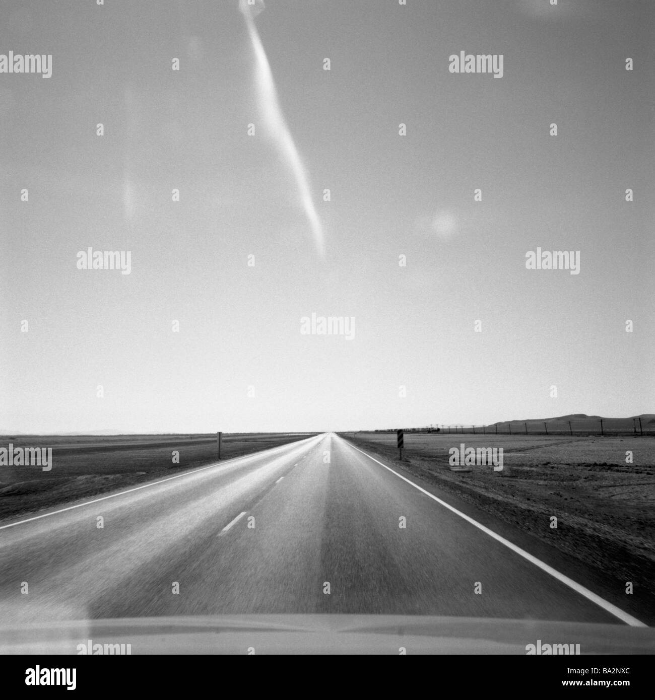 Landstraße genau vanishing Point s/w USA Nevada Highway 95 Straße Asphalt Markierung Straße-Kennzeichnung Himmel wolkenlos sonnig Stockfoto