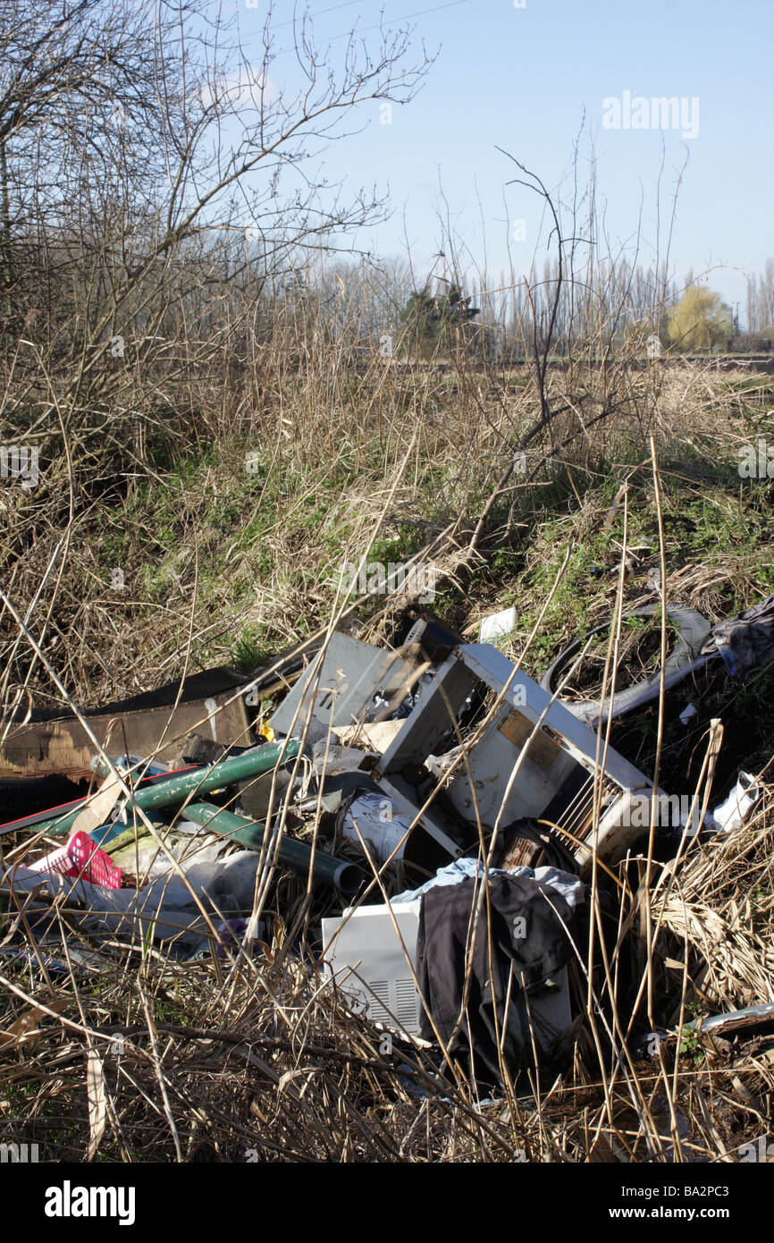 Müll in Graben gekippt Stockfoto