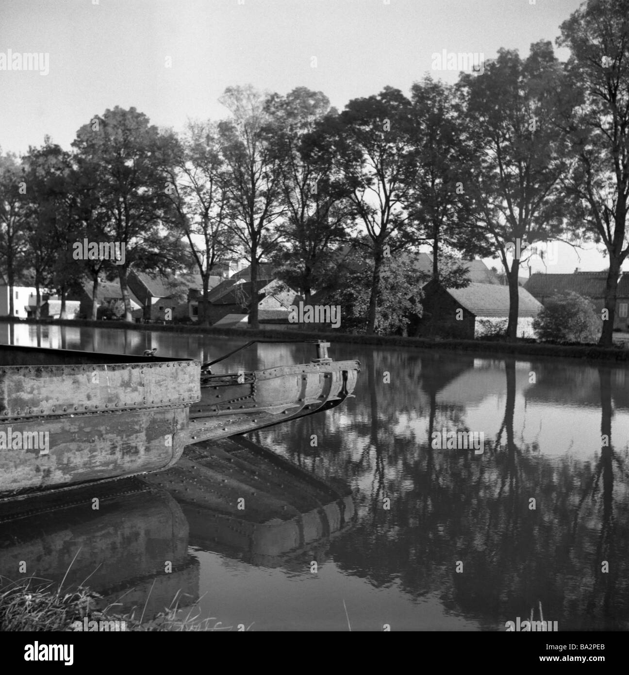Frankreich Canal de Bourgogne Last-Schiff Detail s/w Europa Ost-Frankreich Burgund Kanal Wasser Wasser-Oberfläche Reflexion Bäumen Häuser Stockfoto