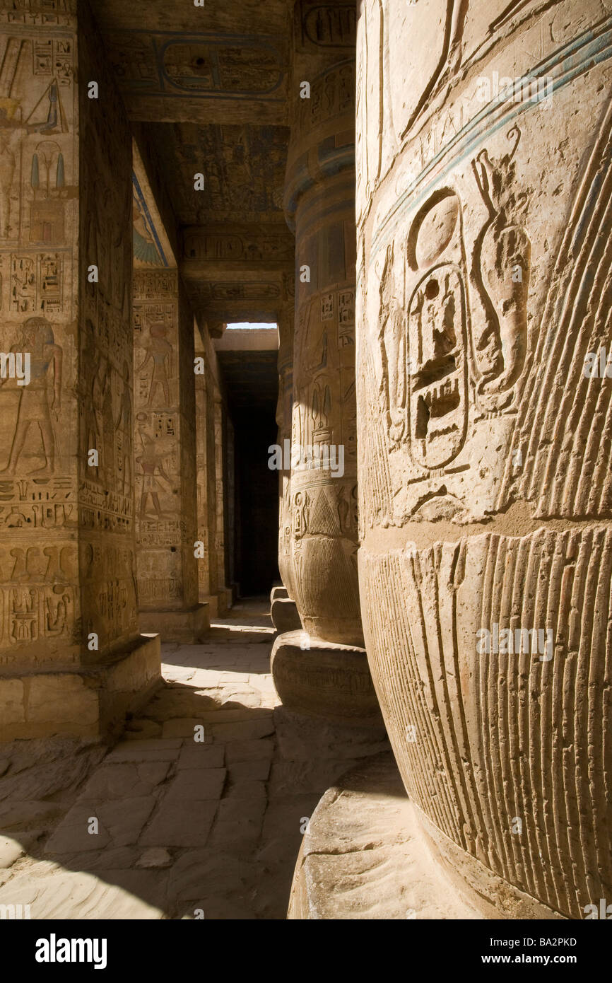 Zweiter Hof in Medinet Habu, Leichenhalle Tempel von Ramses III, Westufer des Nil, Luxor, Ägypten Stockfoto