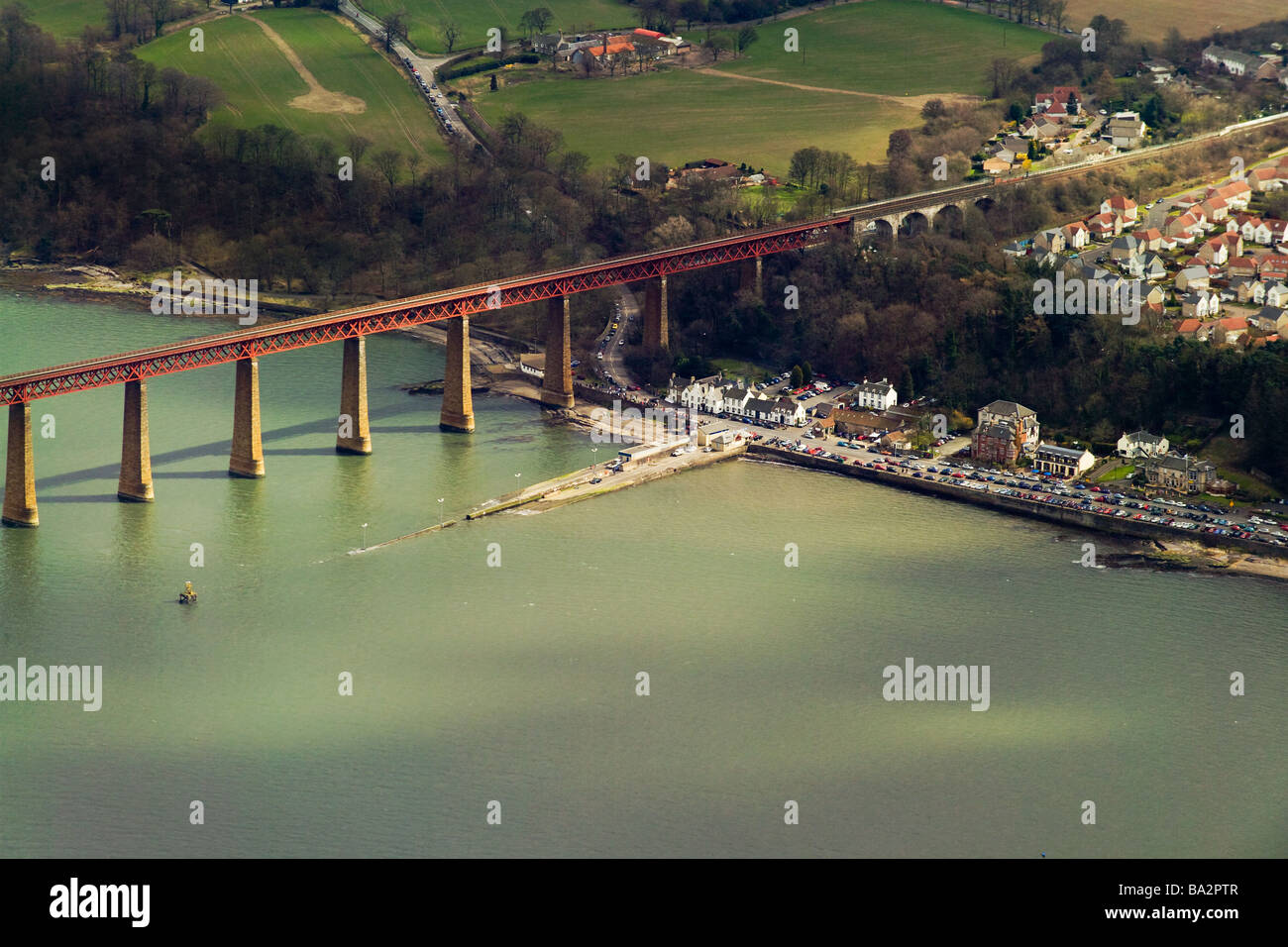Foto von Antenne von her Eisenbahnbrücke und South Queensferry anzeigen Stockfoto