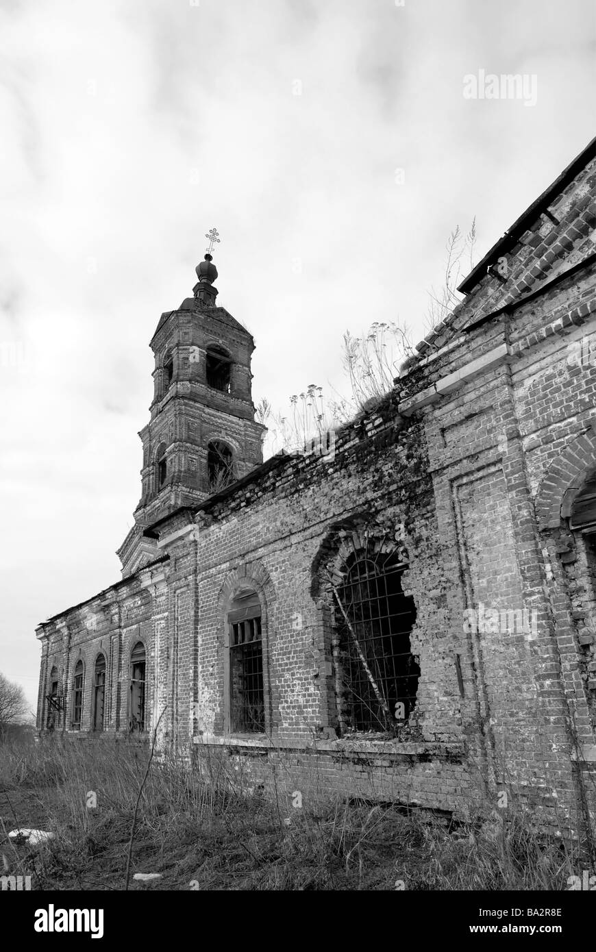 Zerstört während der Sowjetzeit russischen Landkirche Vladimir Stadtregion Russland schwarz und weiß Stockfoto