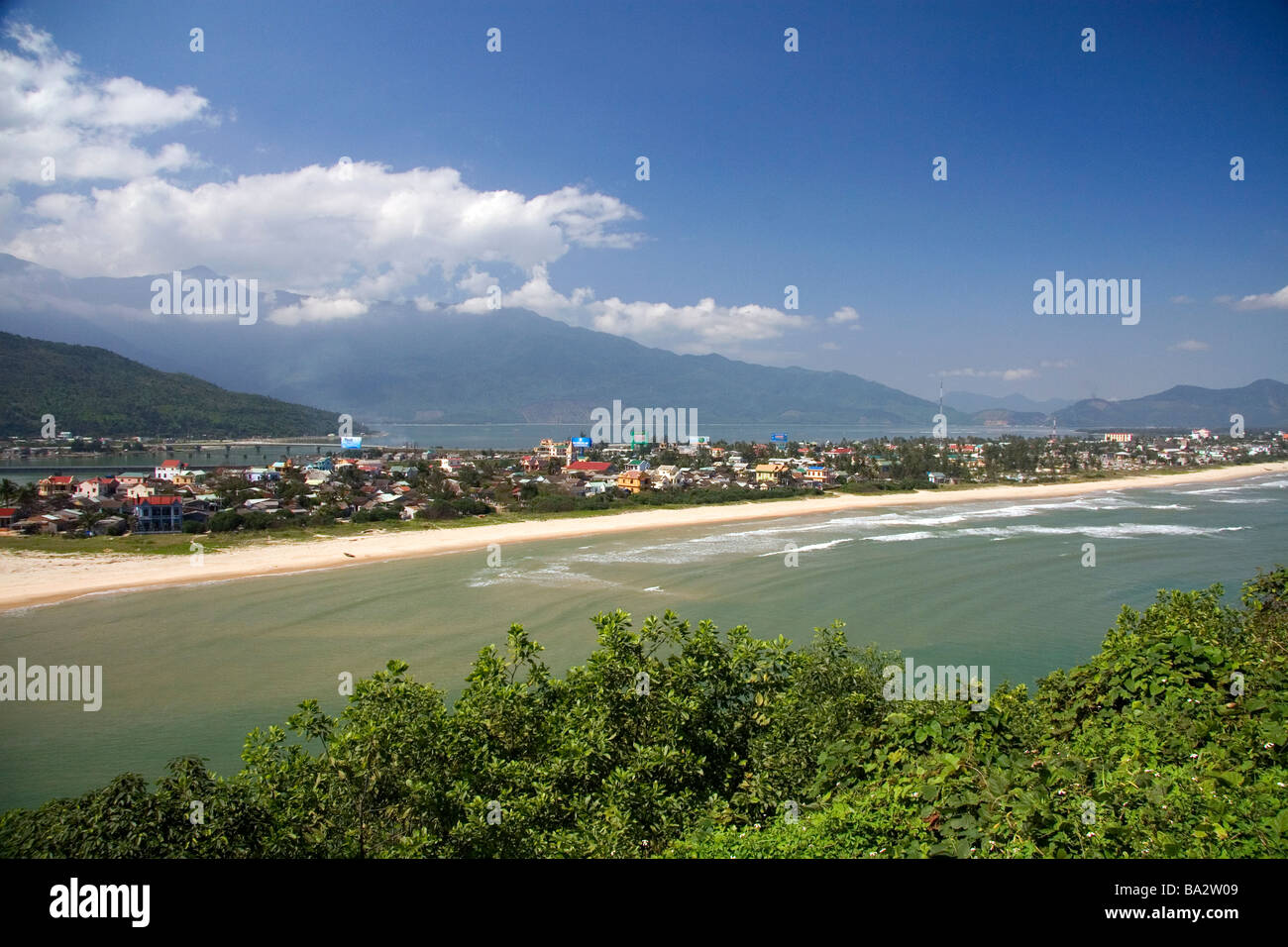 Küstenstadt von Lang Co in Vietnam Stockfoto