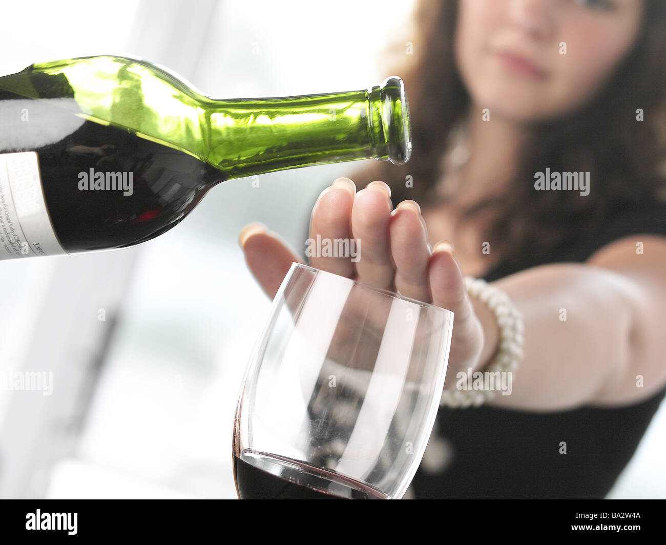 Frau junge Hand rot-Wein-Glas-Flasche hält die geschlossenen Detail Unschärfe Serie Leute Party Feier Party Getränke Alkohol Stockfoto