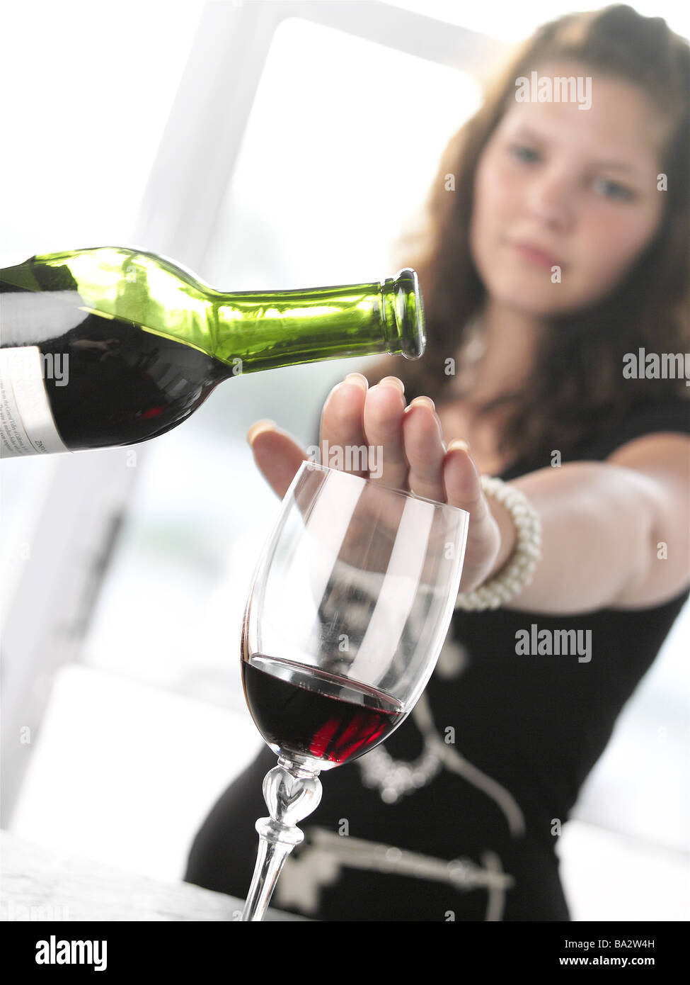 Frau junge Hand rot-Wein-Glas-Flasche hält die geschlossenen Detail Unschärfe Serie Leute Party Feier Party Getränke Alkohol Stockfoto