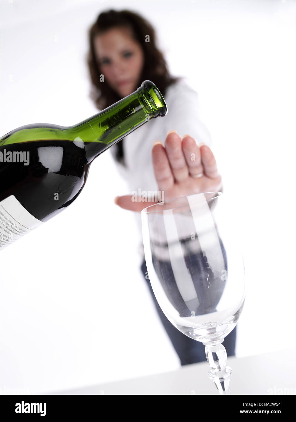 Frau junge Hand rot Weinglas-Geste Stop Flasche Unschärfe Serie Menschen Partei Feier Party Getränk Alkohol Alkoholiker Stockfoto