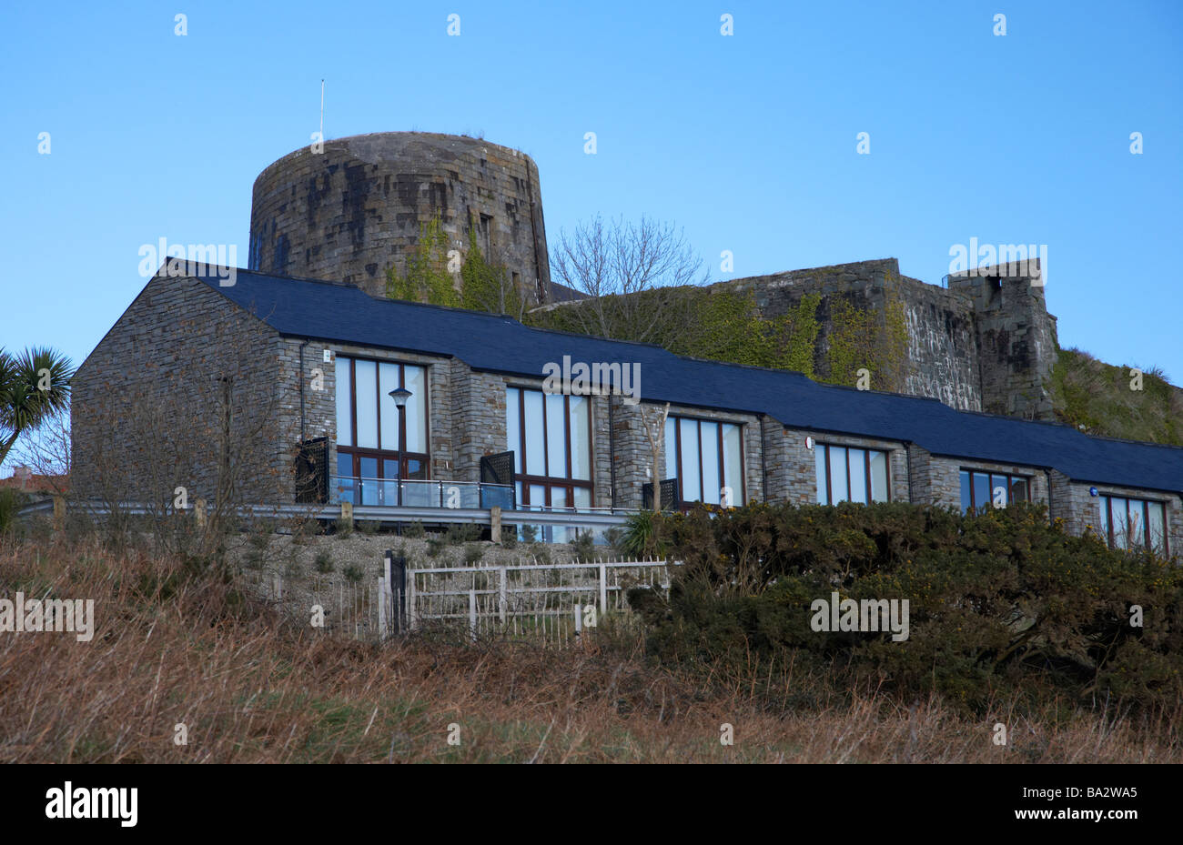 umstrittene moderne Wohnblocks gebaut auf Klippen in der Nähe der Martello-Turm und des Forts in Greencastle County Donegal, Irland Stockfoto