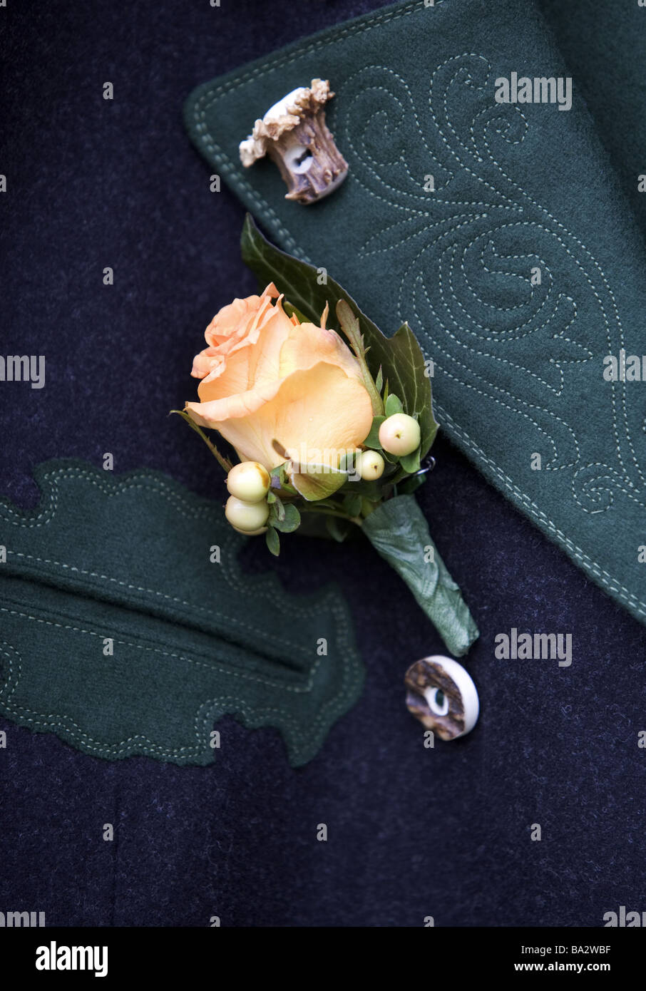 Aspiration-Jacke Detail Revers Corsage stieg Hochzeitsschmuck Jacke Joppe offizielle Kleid, das bayerische österreichische Lodenjacke Kragen Stockfoto