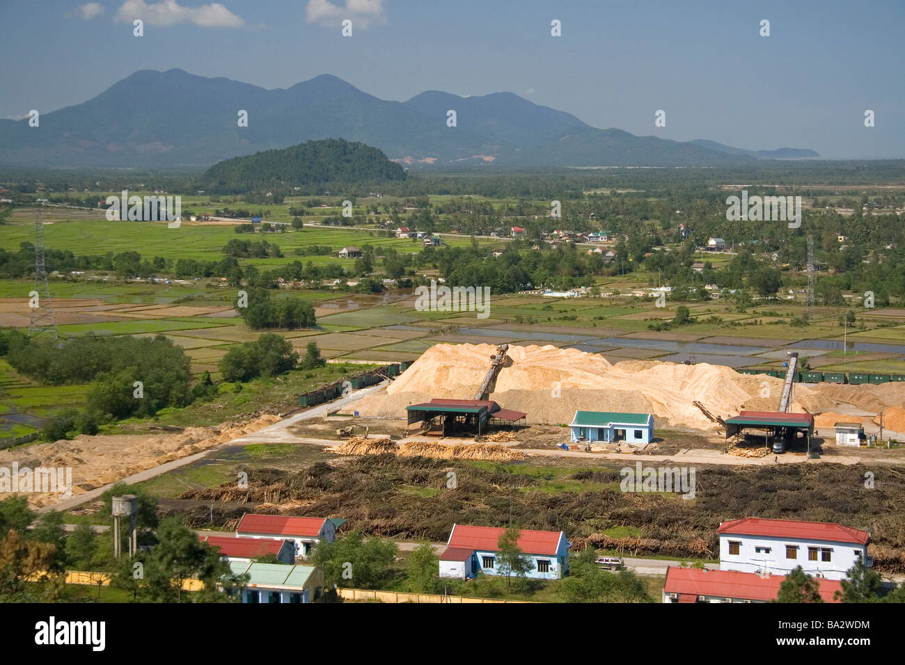 Haufen von Hackschnitzel in einer Papierfabrik in Phu Gia Vietnam Stockfoto