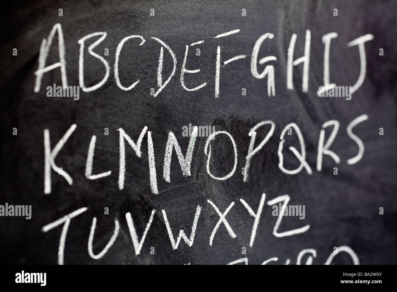 Alphabet auf Tafel geschrieben Nahaufnahme selektiven Fokus Stockfoto