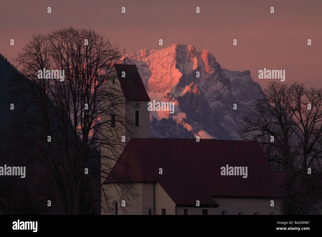 Deutschland Kellner-Bayern Zelle Kirche Detail Zugspitzmassiv Morgen rot Bayern Dorf platzieren Kirchturm der Pfarrkirche Berge Stockfoto