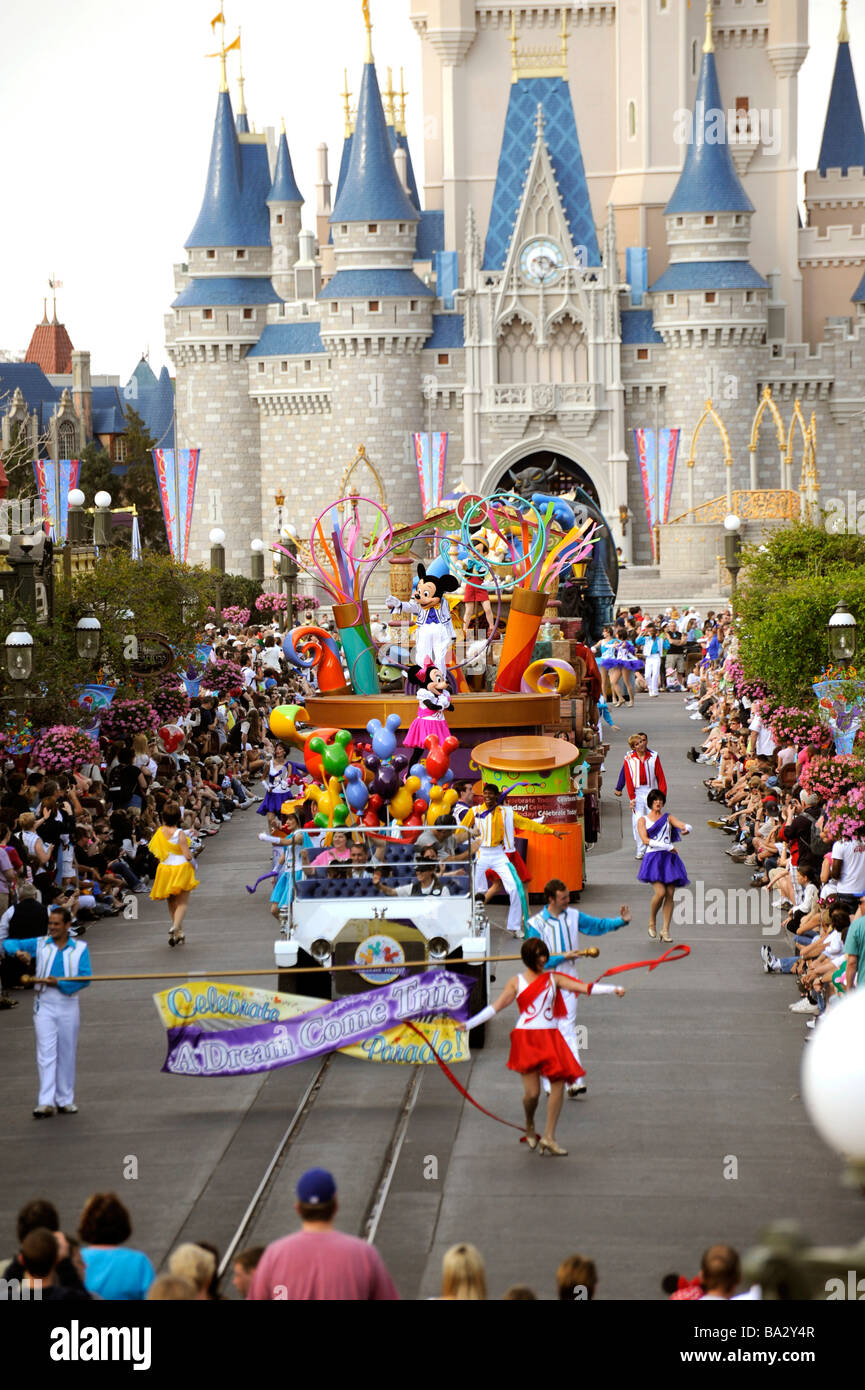 Tägliche Parade mit Tänzern und schwimmt im Walt Disney Magic Kingdom Theme Park Orlando Florida Central Stockfoto