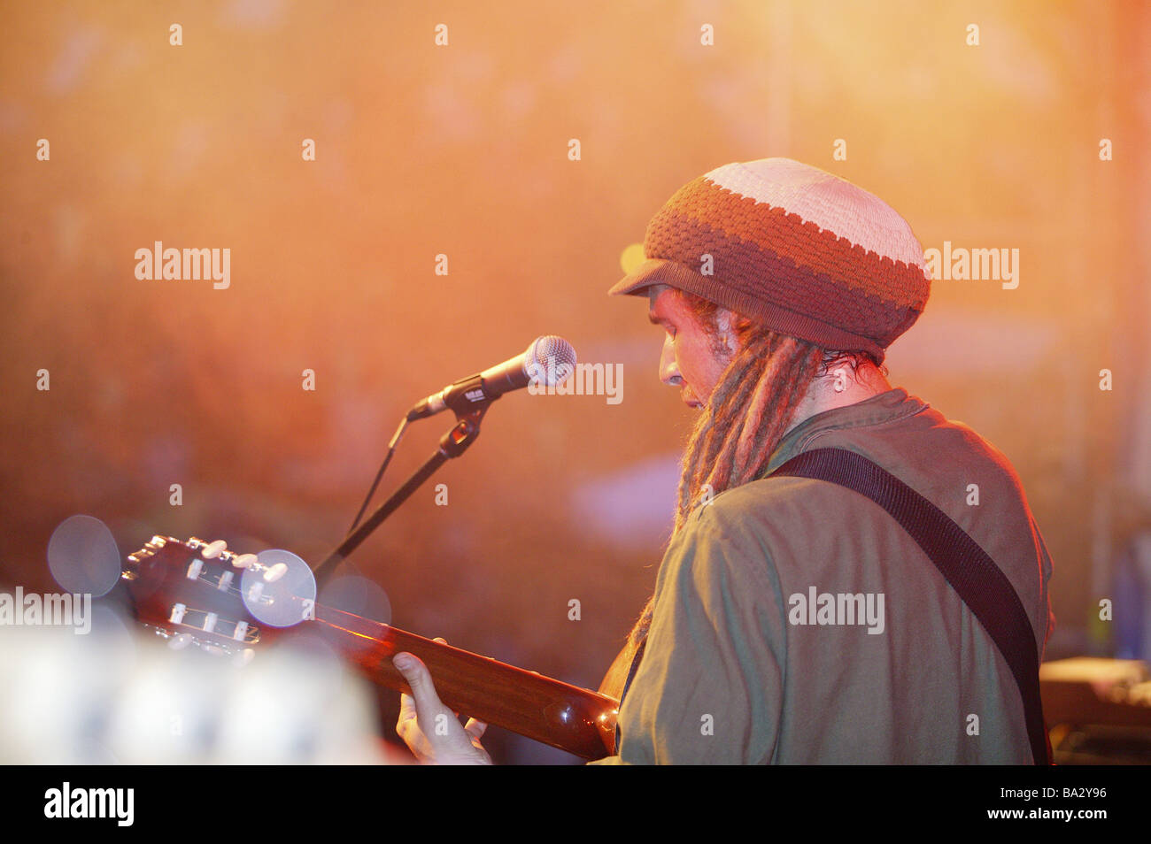 Konzert der Reggae-Band "Jahcoustix" Idee Sänger Gitarre Seite-Porträt nicht frei für Tourismus-Musik-Festival Open-Air-Musiker Stockfoto