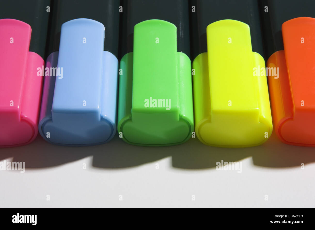Licht-Stifte anders-bunt close-up Serie Briefpapier Textmarker Kugelschreiber Spezial-Stifte Farbe-Stifte Marker bunt gefärbt Stockfoto