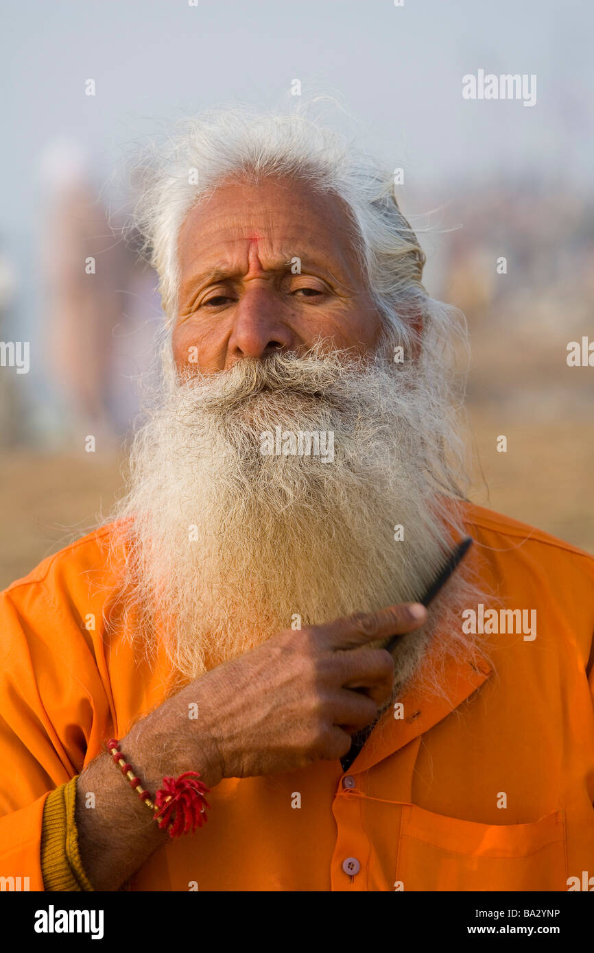Sanyasi Ocker asketische Hindu elder Orange alte Mann klug Sadhu Pflege weißen Bart Allahabad, Indien Stockfoto