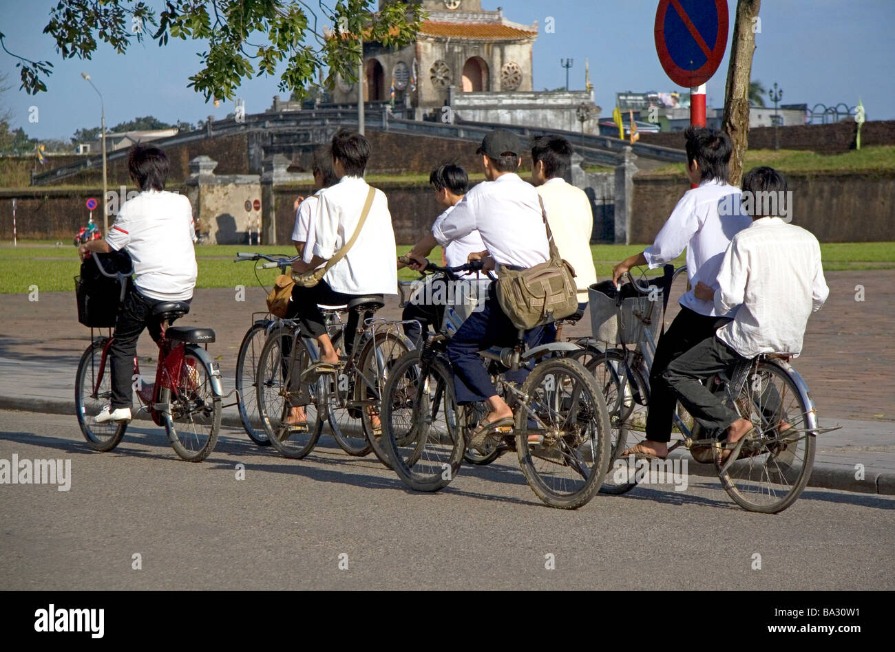Vietnamesische Studenten fahren Fahrräder in Hue, Vietnam Stockfoto