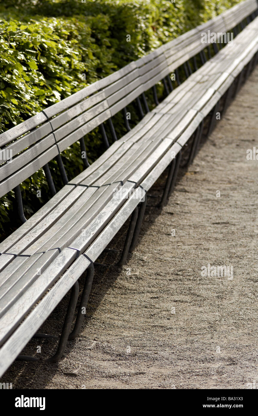 Park Parkbänke Seite an Seite leer Detail Park Sitzbänke Holz-Bänke ungenutzte Menschen leer niemand verlässt Symbol Entspannung Stockfoto