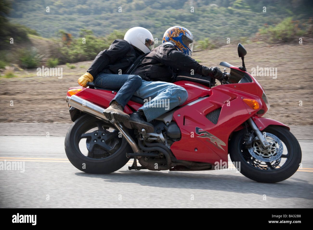 Motorrad und Fahrer mit einem Passagier auf Mulholland Highway in Südkalifornien Stockfoto
