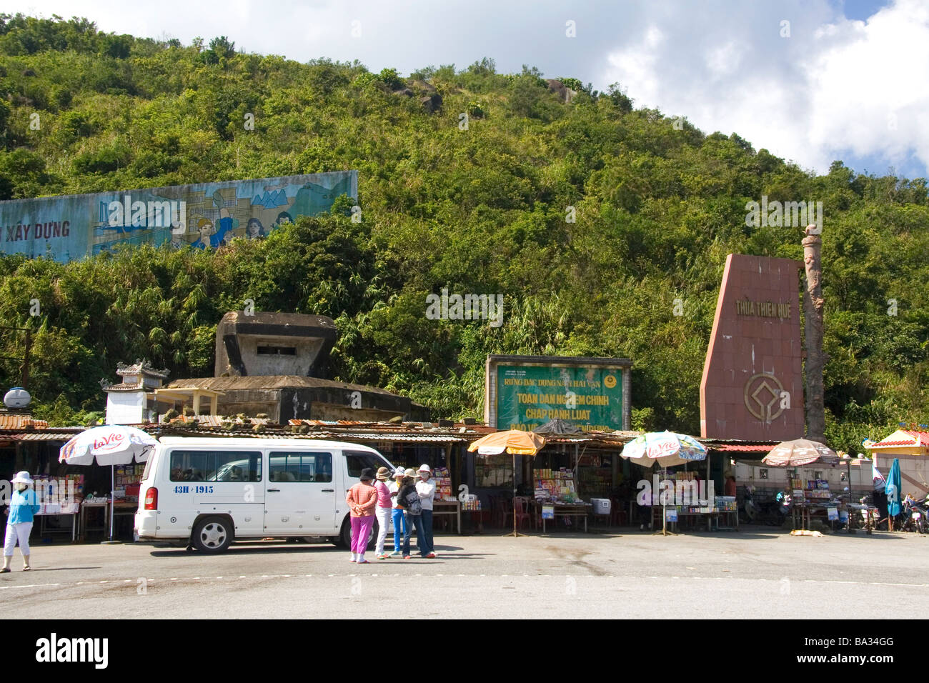 Verkäufer, die Ware an der Provinzgrenze Marker von Da Nang und Provinz Thua Thien Hue in Vietnam Stockfoto