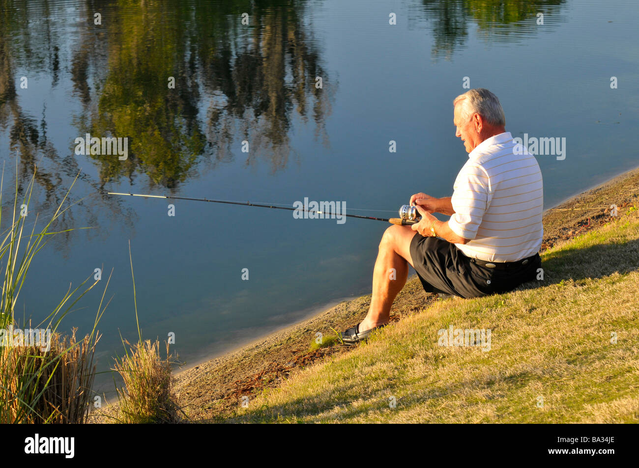 weißen männlichen Senioren Fische entlang Teich Florida Stockfoto