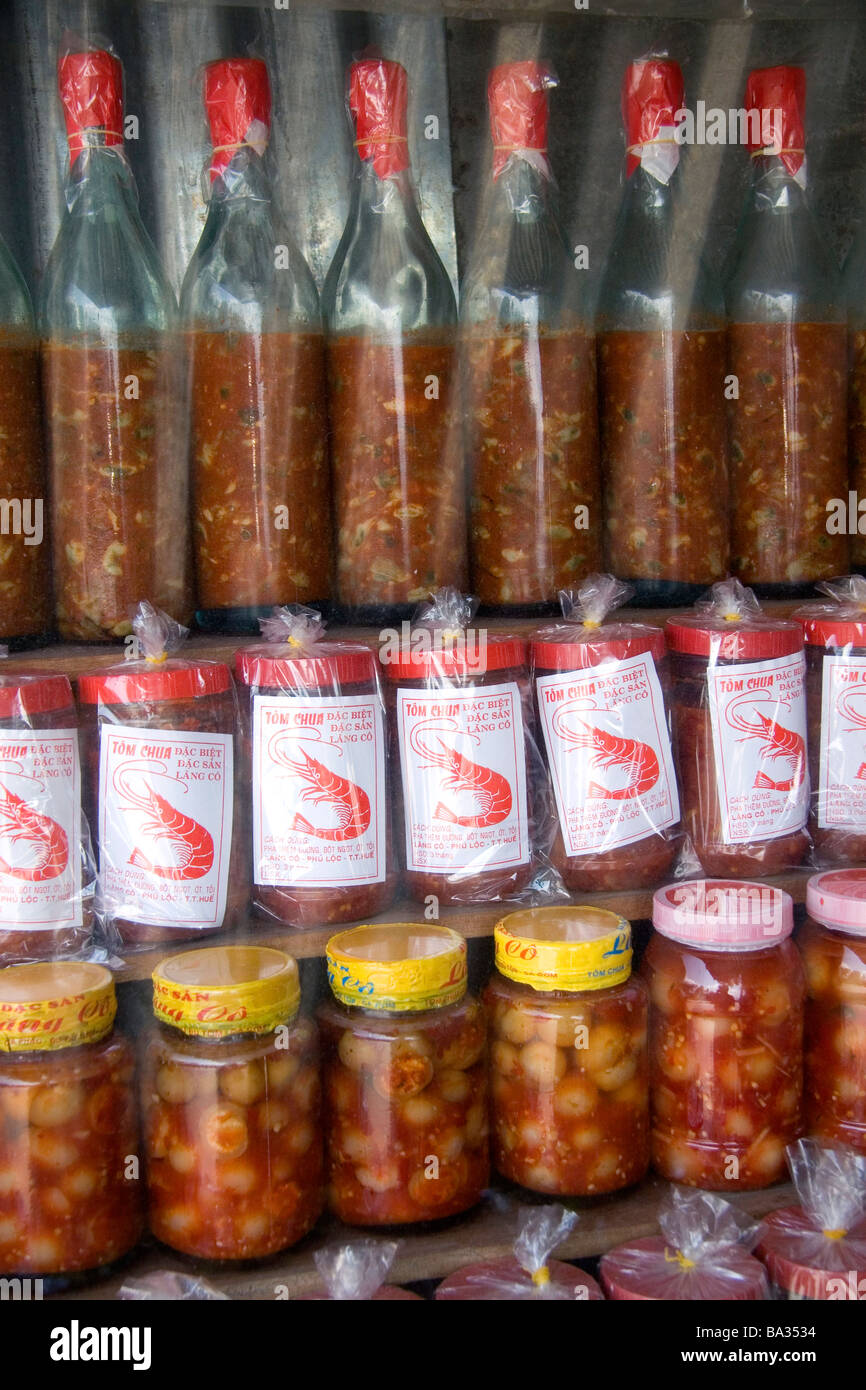 Anbieter verkaufen Flaschen Fische und Garnelen Saucen in der Küstenstadt von Lang Co in Vietnam Stockfoto